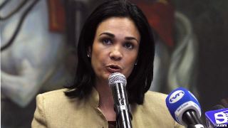 La vicepresidenta y canciller de Panamá, Isabel de Saint Malo, asegura que su país está en una posición cómoda "en el medio".