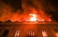 La jornada de la “toma de Lima” termina con enfrentamientos y el incendio en un edificio en el centro histórico de la capital peruana