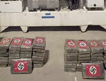 La policía antidrogas peruana incautó cocaína con la bandera nazi y “Hitler” escrito