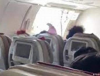 Arrestan a pasajero que abrió la puerta de emergencia de un avión en pleno vuelo en Corea del Sur