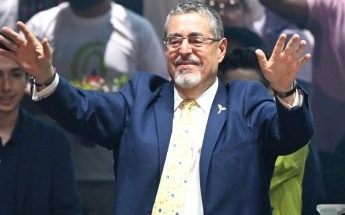 Fiscales en Guatemala piden anular las elecciones presidenciales que ganó Bernardo Arévalo y la OEA denuncia “un intento de golpe de Estado”